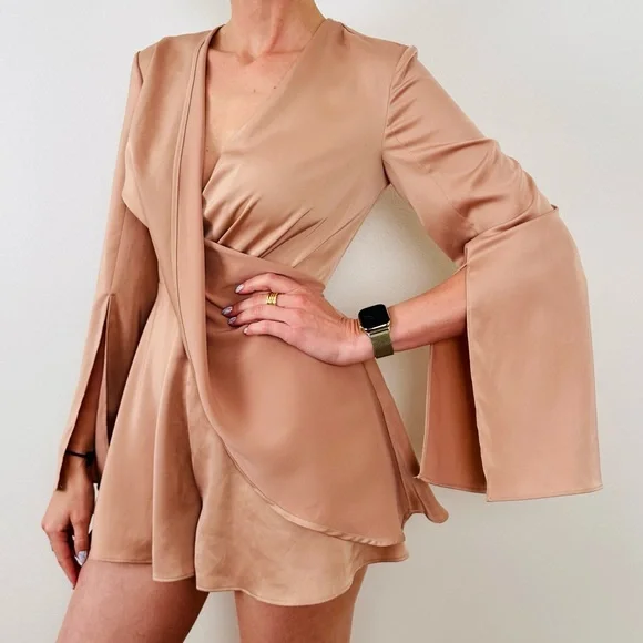 C/MEO Collective influential playsuit bell sleeve satin V-neck boho blush romper - Picture 2 of 8